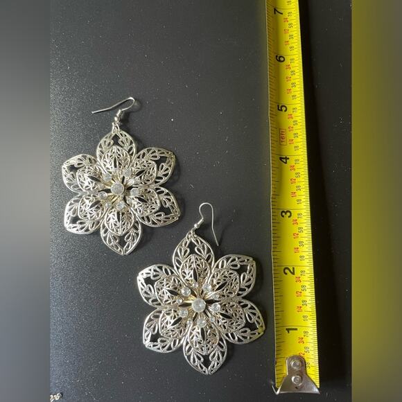 Vintage earrings one long castle style, one dangle flower - Picture 4 of 4